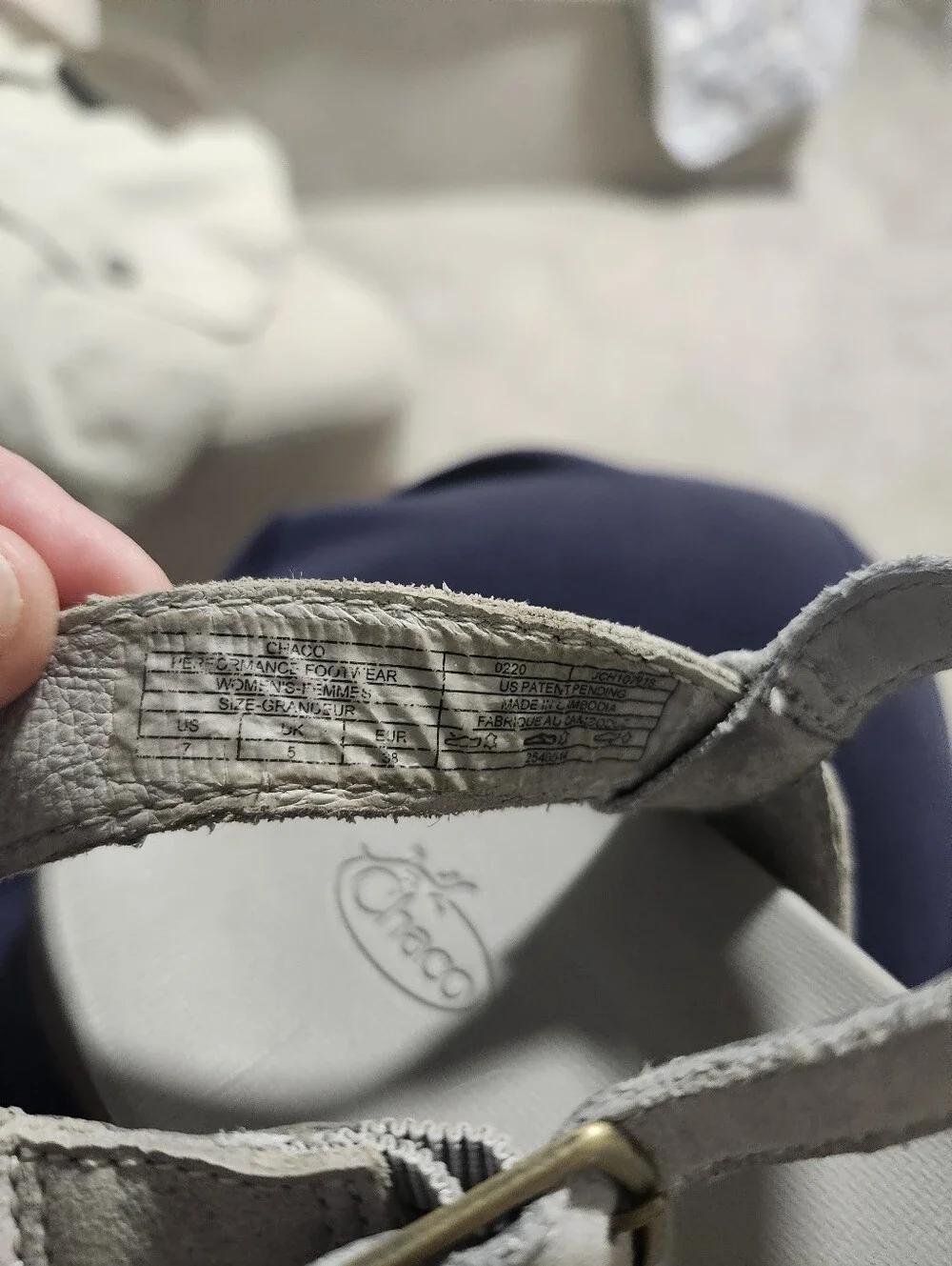 EUC Chaco Tulip Light Grey Leather Strappy Toe Loop Sandal Size US 7